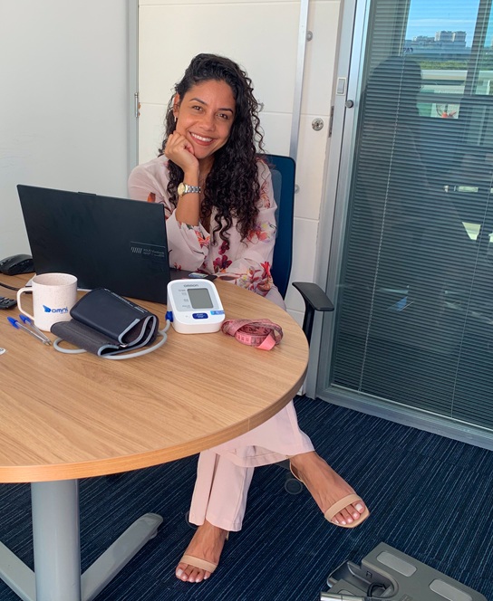 Carol Nutricionista em seu consultório